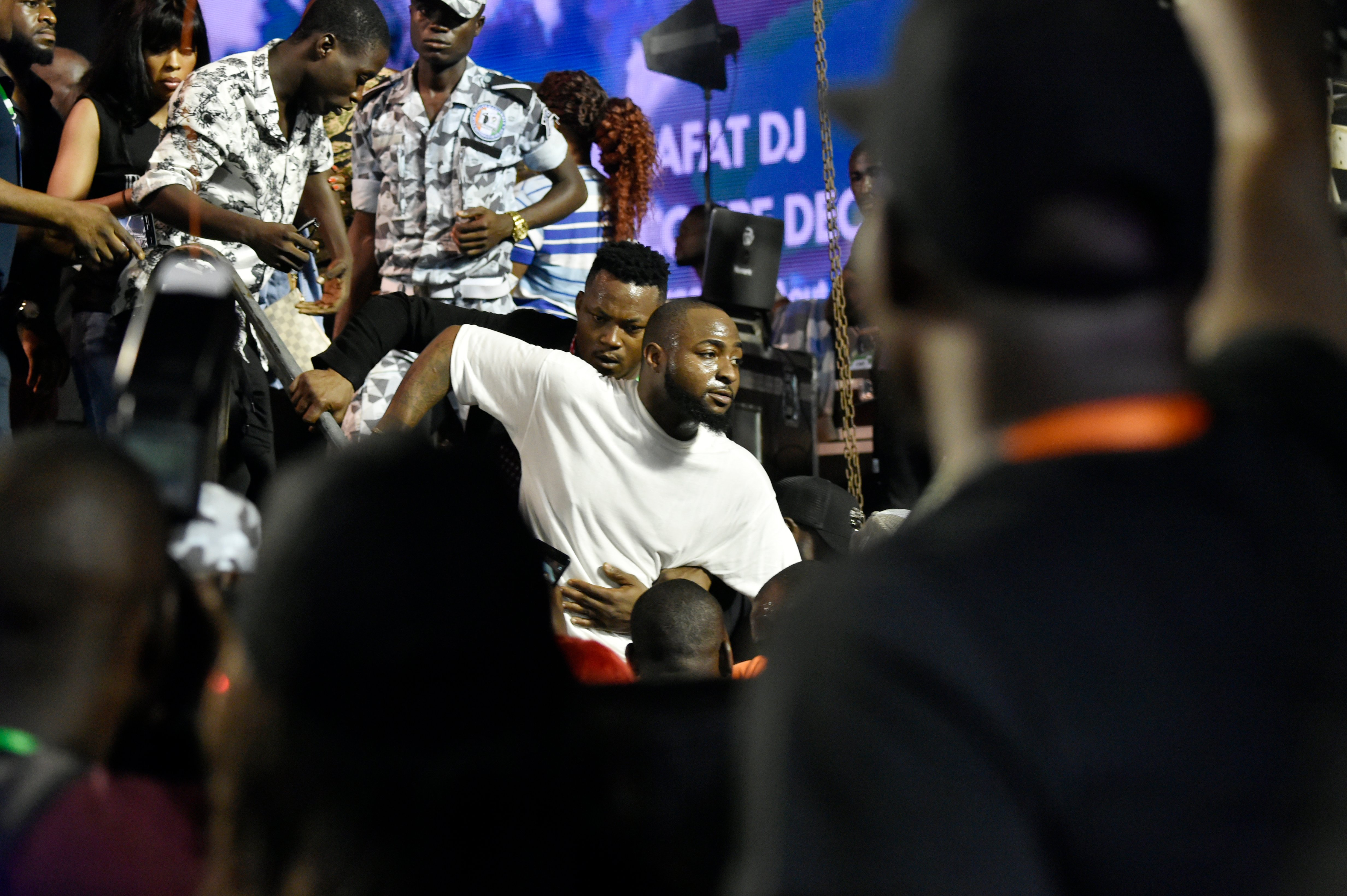 L'artiste nigérian Davido, descendant du podium après sa prestation au stade Félix Houphouët-Boigny, le 31 août 2019 lors des funérailles de DJ Arafat. © Olivier pour JA