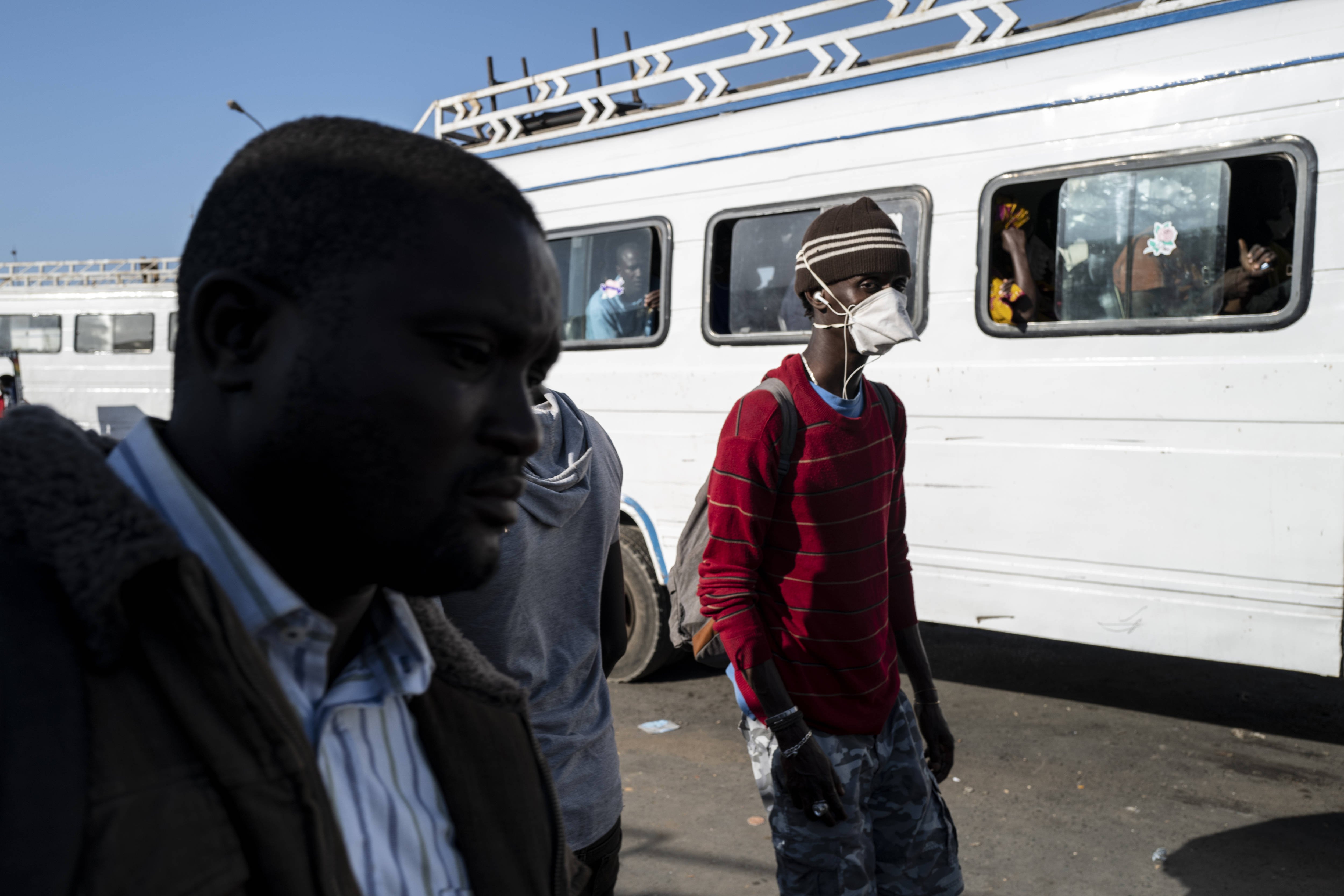 Au Sénégal, des voyageurs se protègent de l'épidémie de coronavirus, à Dakar, le 24 mars 2020. © Sylvain Cherkaoui/AP/SIPA