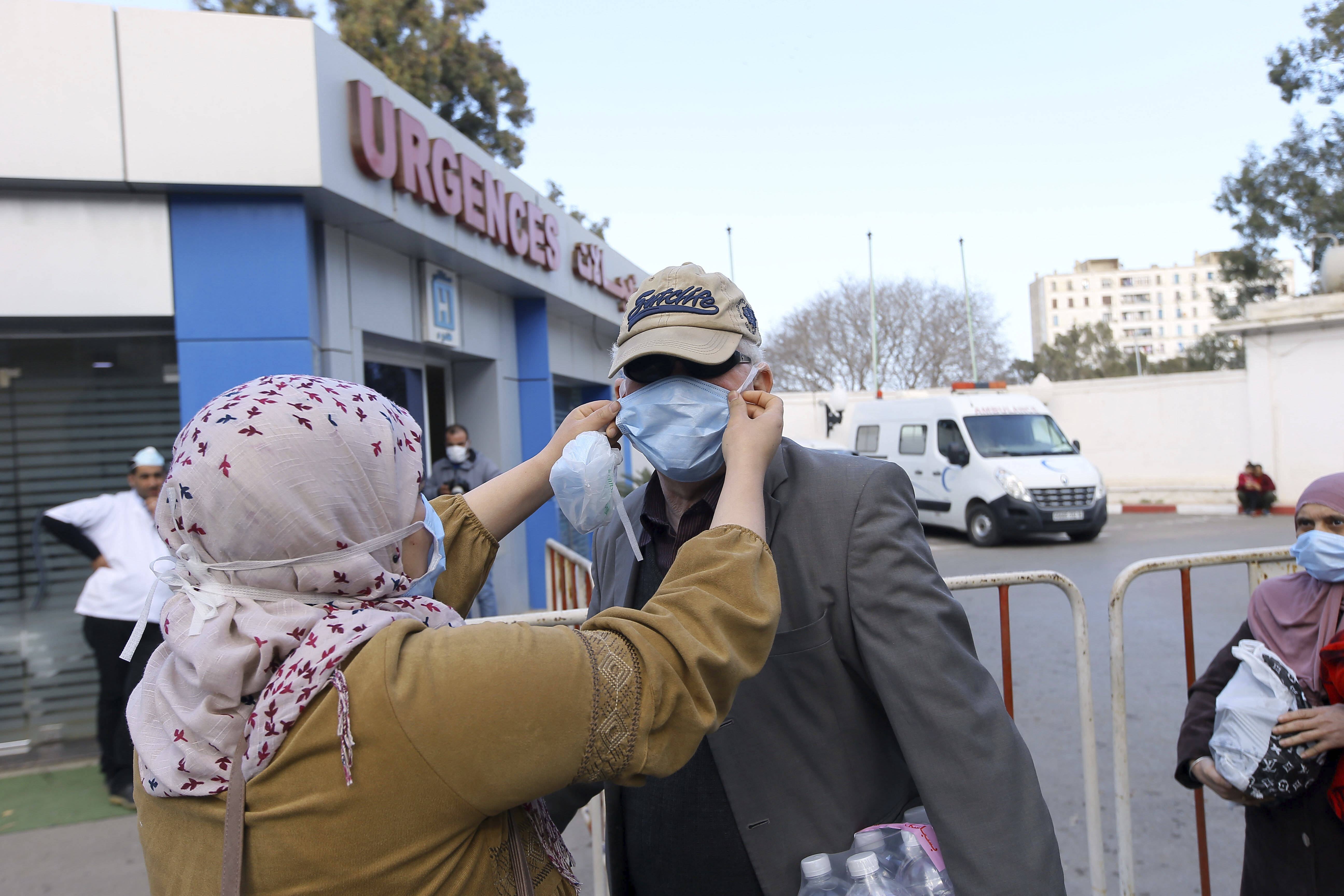 Des personnes portant des masques se tiennent à l'extérieur d'une clinique, à Alger, le 26 février 2020. © Anis Belghoul/AP/SIPA