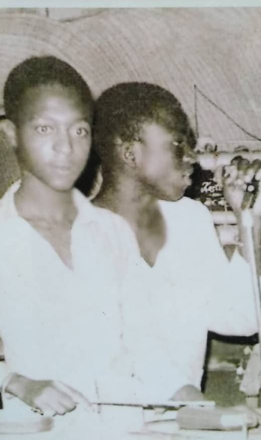 Mountaga Kouyate et Thione Seck (dr) au dancing Le Baobab, 1975. © Source : Mountaga Kouyate