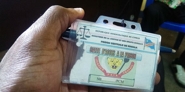 Présenter une pièce d'identité suffit pour obtenir une carte d'accès à la prison © Trésor Kibangula/J.A.
