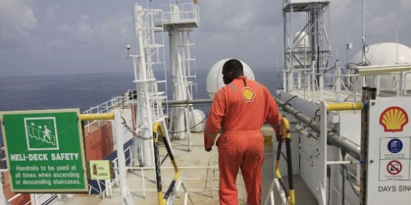 Un employé de Shell, au large du Nigeria, en décembre 2011 (photo d'illustration). © Sunday Alamba/AP/SIPA