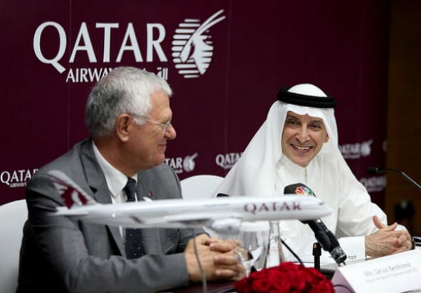 Driss Benhima (àg.) avec Akbar Al Baker, le directeur général de Qatar Airways, pour la signature d'un parteunariat entre les deux compagnies, en mai © Qatar Airways