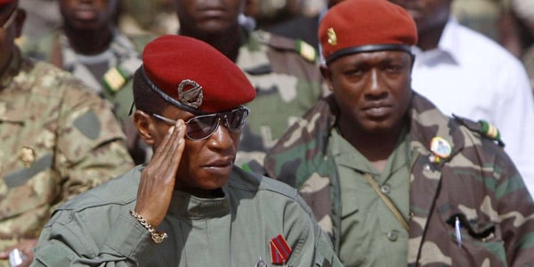 Le capitaine putschiste Moussa Dadis Camara et son aide de camp, également chef de la garde présidentielle, Abubakar "Toumba" Diakité, le 2 octobre 2009 à Conakry. © SCHALK VAN ZUYDAM/AP/SIPA