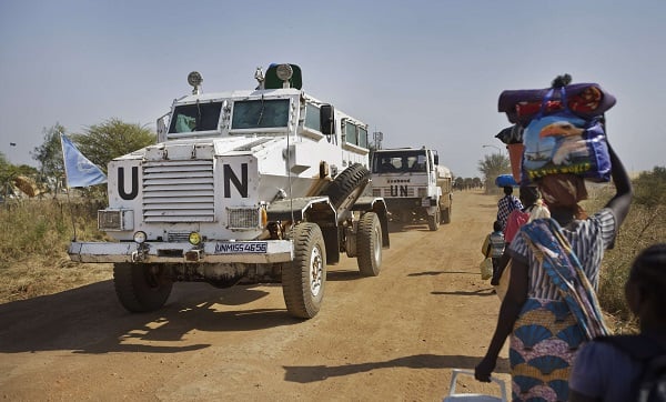 Encadrés par l'ONU, les civils sud-soudanais se déplacent d'un camp à l'autre (2017). © Ben Curtis/AP/SIPA