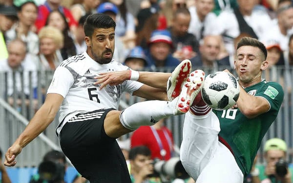 Le Germano-Tunisien Sami Khedira face au Mexicain Hector Herrera, le 17 juin lors du Mondial 2018 en Russie. © Matthias Schrader/AP/SIPA