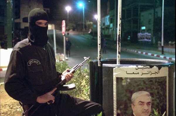 Un policier algérien montant la garde dans un boulevard à Alger le 15 novembre 1995. À l'époque, l'Algérie était présidée par Liamine Zeroual. © LAURENT REBOURS/AP/SIPA