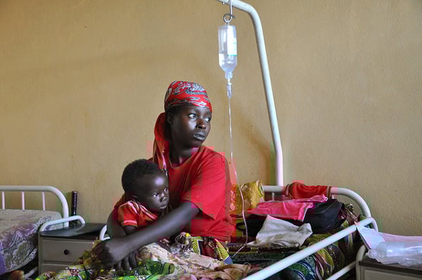 Une mère et son enfant souffrant de paludisme soignées dans un hôpital au Burundi. © Flickr/PNUD/CC