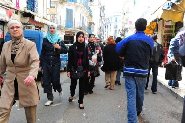 Dans une rue d'Alger, en Algérie, en mars 2011. © Omar Sefouane pour JA