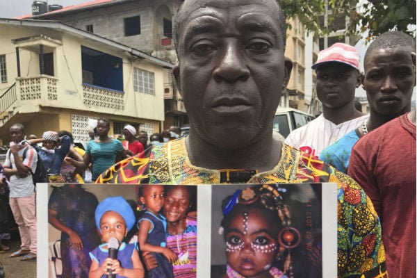 Amara Kallon, père d'une enfant morte dans les inondations, à Freetown le 16 août 2017. © Manika Kamara/AP/SIPA