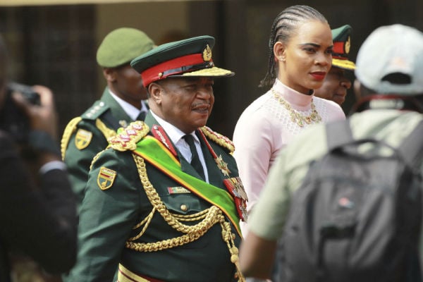 Le général Constantino Chiwenga, qui a mené le coup contre Mugabe, arrive à l'investiture de Emmerson Mnangagwa, le 24 novembre 2017. © Tsvangirayi Mukwazhi/AP/SIPA