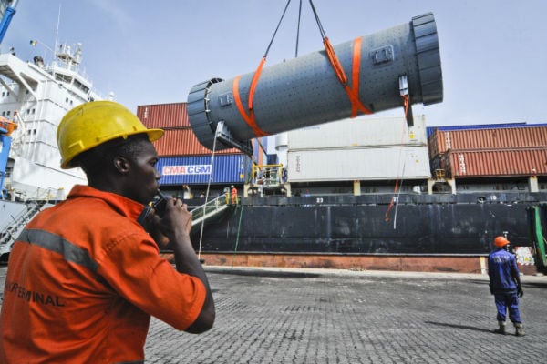 Débarquement au terminal Bolloré du port de Conakry d'éléments nécessaires à la construction d'une cimenterie en Guinée. Le 13 juin 2013. © Vincent Fournier/Jeune Afrique