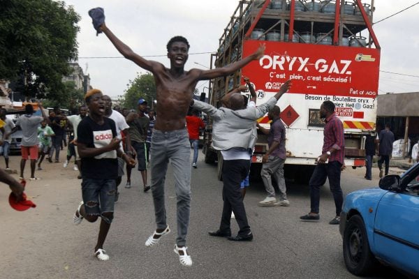 Scènes de joie dans le quartier de Yopougon après l'annonce de la libération de Laurent Gbagbo, le 15 janvier 2019. © Scènes de joie dans le quartier de Yopougon après l’annonce de la libération de Laurent Gbagbo, le 15 janvier 2019. (c) Diomande Ble Blonde/AP/SIPA