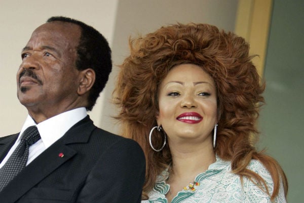 Chantal et Paul Biya à l'aéroport de Yaoundé le 20 mars 2009 © REBECCA BLACKWELL/AP/SIPA