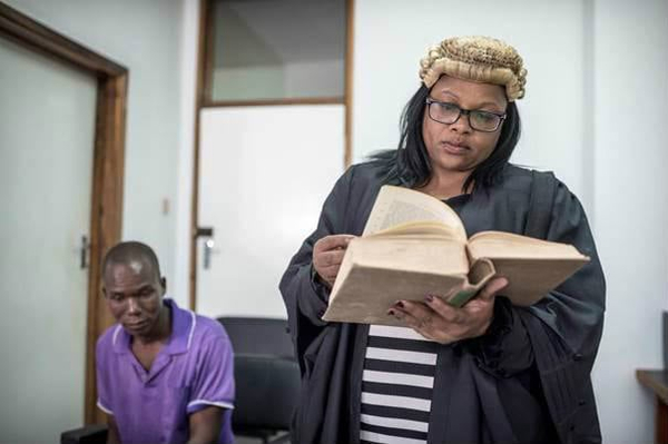 Mayeso Gwanda (à gauche) et l'une de ses avocates, Violet Jumbe, qui l'a défendu en justice. © Sven Torfinn / Panos, pour Open Society Foundations