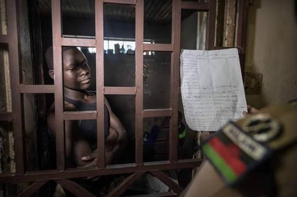Poste de police à Blantyre. Dans cette cellule sont enfermés plusieurs jeunes arrêtés la nuit précédente par une patrouille de police ; ils vont être inculpés en vertu de lois obsolètes sur le vagabondage. © Sven Torfinn / Panos, pour Open Society Foundations