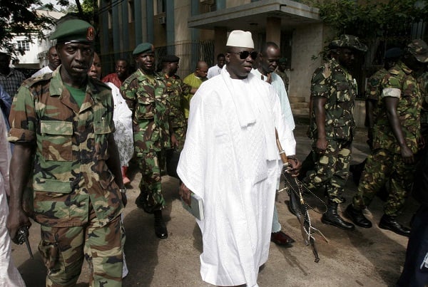 Yahya Jammeh encadré de sa garde rapprochée en 2016. © Rebecca Blackwell/AP/SIPA