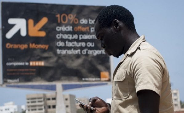 Affiche de promotion de Orange Money dans le quartier de Ngor. Le 14 mai 2013. Sénégal, Dakar. © Photo de Sylvain Cherkaoui pour Jeune Afrique.