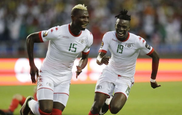 Aristide Bancé, à gauche, célèbre son but lors du match Burkina Faso-Tunisie, au stade de l'Amitié de Libreville, le 28 janvier 2017. © Sunday Alamba/AP/SIPA