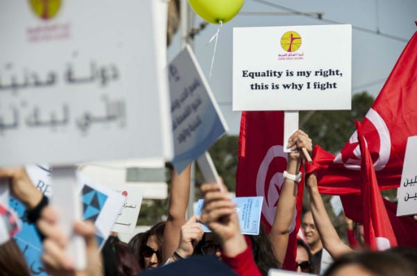 Des Tunisiennes tiennent une pancarte lors d'une manifestation pour demander l'égalité entre hommes et femmes à Tunis (Tunisie), le 10 mars 2018 (image d'illustration). © Hassene Dridi/STR/AP/SIPA