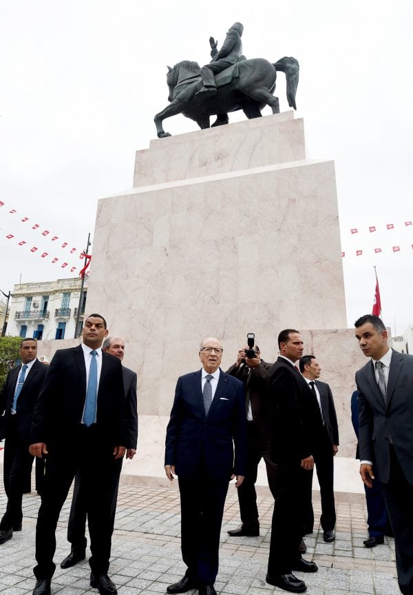 Le président de la République au pied de la statue équestre du Combattant suprême, qu’il a fait réinstaller à Tunis en mai 2016. © fethi belaid/AFP