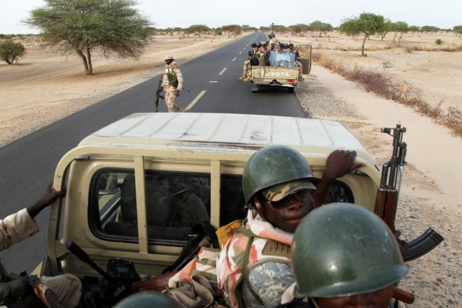 Une patrouille de soldats nigériens à Diffa. © REUTERS/Luc Gnago
