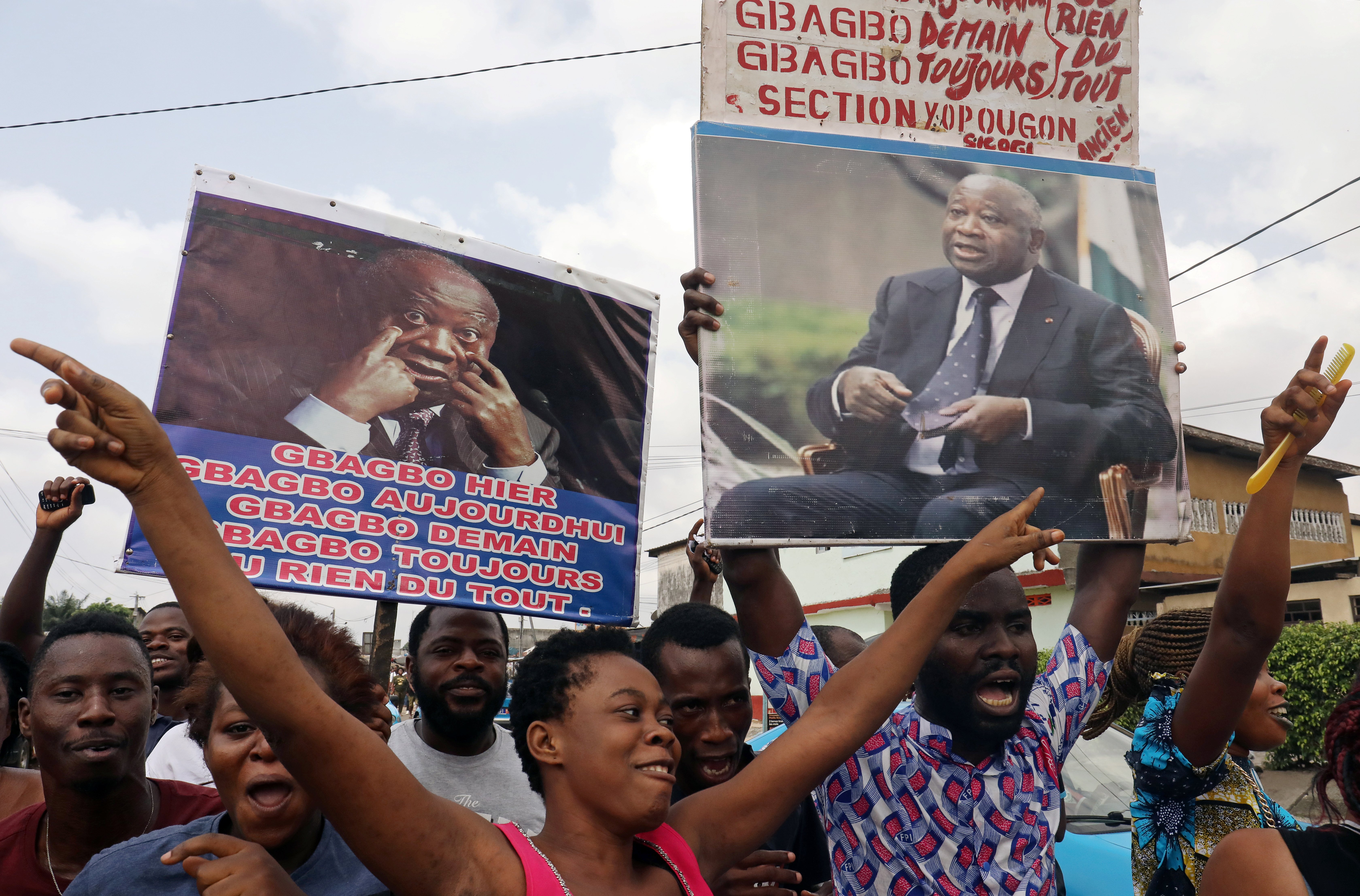 Des partisans de Laurent Gbagbo laissent éclater leur joie après l'annonce de l'acquittement par la CPI, à Abidjan le 15 janvier 2019. © REUTERS/Luc Gnago