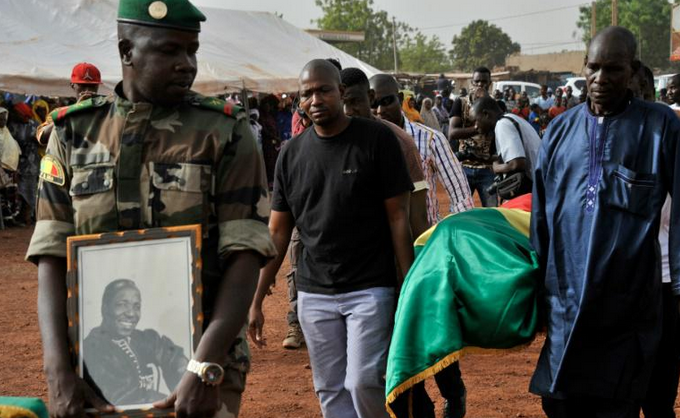 Des hommes portent le cercueil du photographe défunt malien Malick Sidibé, le 16 avril 2016 à Bamako. © Habibou Kouyate / AFP