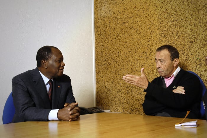 Alassane Ouattara (Côte d'Ivoire), lors d'une visite à Jeune Afrique, avec Béchir Ben Yahmed, le 21 octobre 2008, à Paris, France. © © Vincent Fournier/Jeune Afrique/JA