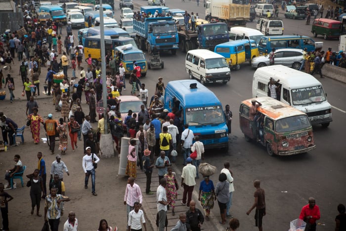 Scène quotidienne sur le boulevard Lumumba, à Kinshasa, le 14 octobre 2014. © Gwenn Dubourthoumieu / Jeune Afrique