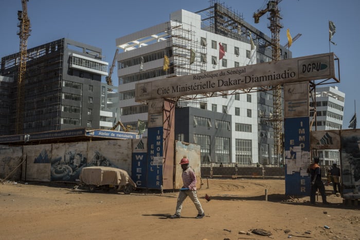 Constructions des bâtiments ministériels à Diamniadio, a 35 kilomètres de Dakar. 2 mars 2018. © Sylvain Cherkaoui/Cosmos pour Jeune Afrique