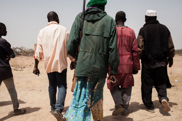 Des miliciens Koglweogo, en 2016 dans le sud de Ouagadougou (image d'illustration). © Théo Renaut pour J.A.