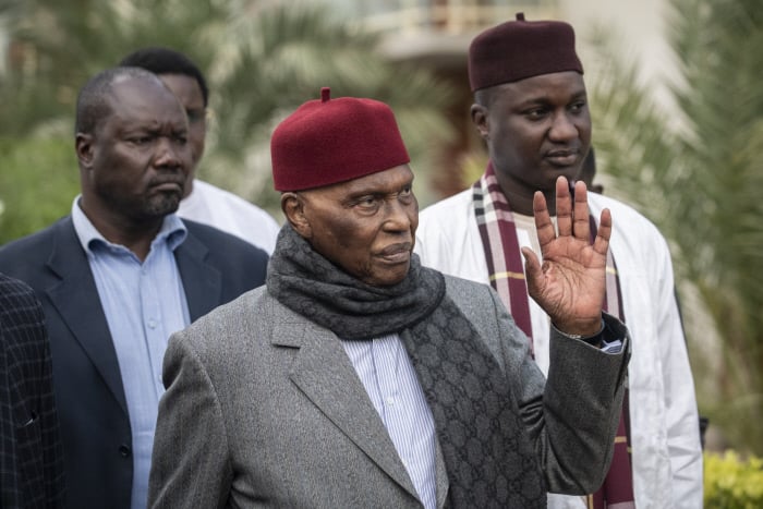 L'ex-président Abdoulaye Wade en allant rejoindre le comité directeur du PDS à Dakar, le 13 février 2019. © Sylvain Cherkaoui pour JA