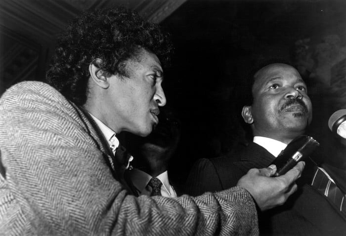 Paul Biya et Sennen Andriamirado, journaliste de JA, à Paris,en février 1983. (archives) © Pascal Maitre / Jeune Afrique