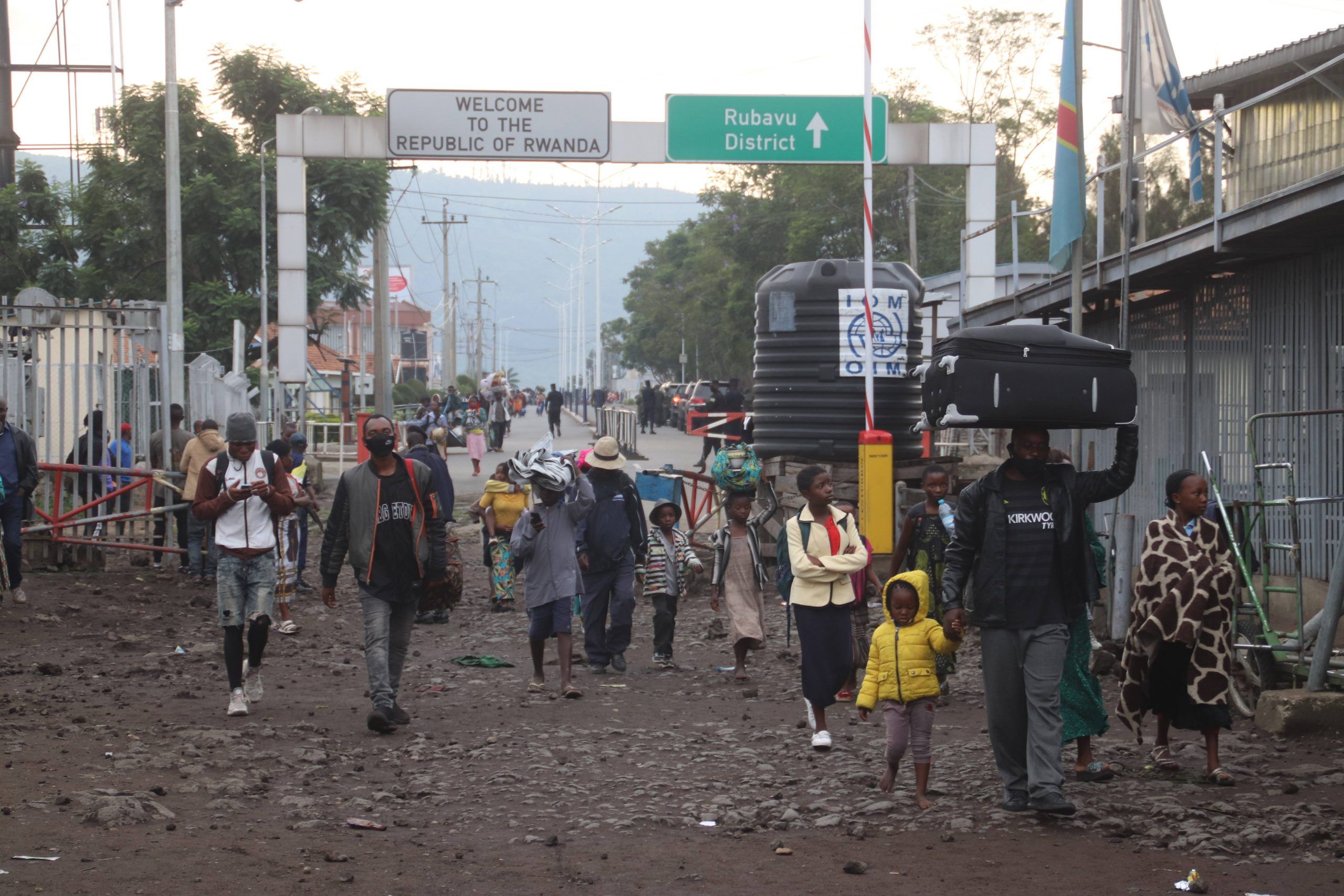 Des habitants de Goma qui avaient fui vers le Rwanda après l’éruption de samedi 22 mai 2021 sont rentrés en RDC dès le lendemain. © Justin Kabumba/AP/SIPA