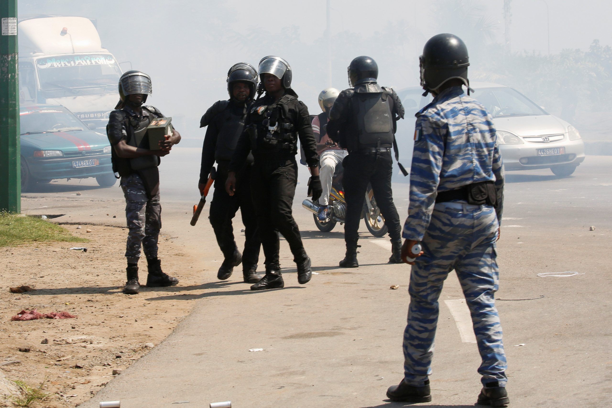 Des liciers dispersent un rassemblement de militants pro-Gbagbo, le 17 juin 2021 près de l’aéroport Felix Houphouet-Boigny à Abidjan. © REUTERS/Luc Gnago
