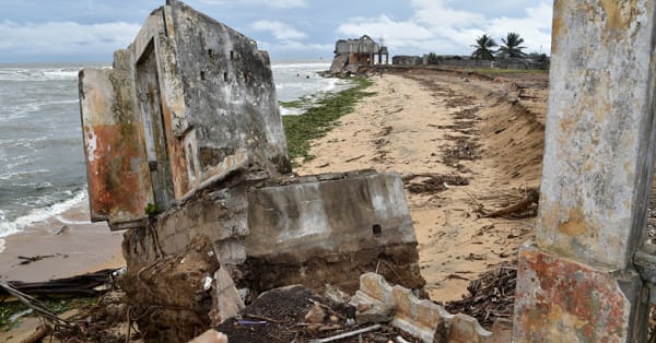 Les ruines de la sous-préfecture sur le rivage de la lagune de Grand-Lahou, le 15 octobre 2015. © Issouf Sanogo / AFP