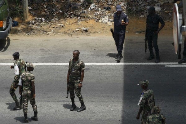 Des soldats ivoiriens fidèles à Laurent Gbagbo, aux abords du quartier Abobo en mars 2011. © Rebecca Blackwell/AP/SIPA