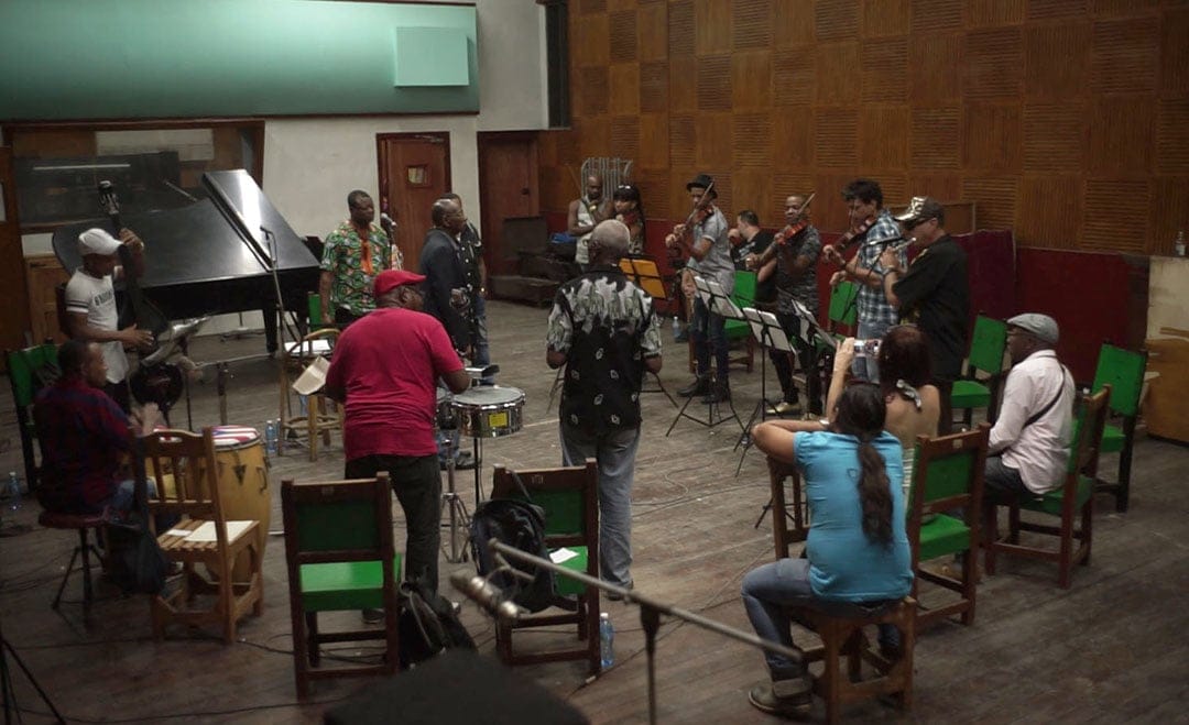 Richard Minier réussira à retourner à Cuba en 2016 avec Boncana Maïga, qui pourra alors enregistrer avec un orchestre cubain de nouvelles versions des morceaux de son groupe des années 1960. Un grand moment d’émotion. © New Story