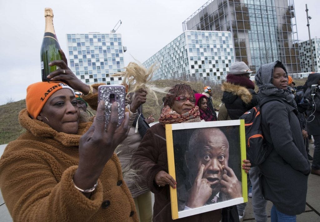 Des partisans de Laurent Gbagbo, devant la CPI, à La Haye, le 15 janvier 2019. © Peter Dejong/AP/SIPA
