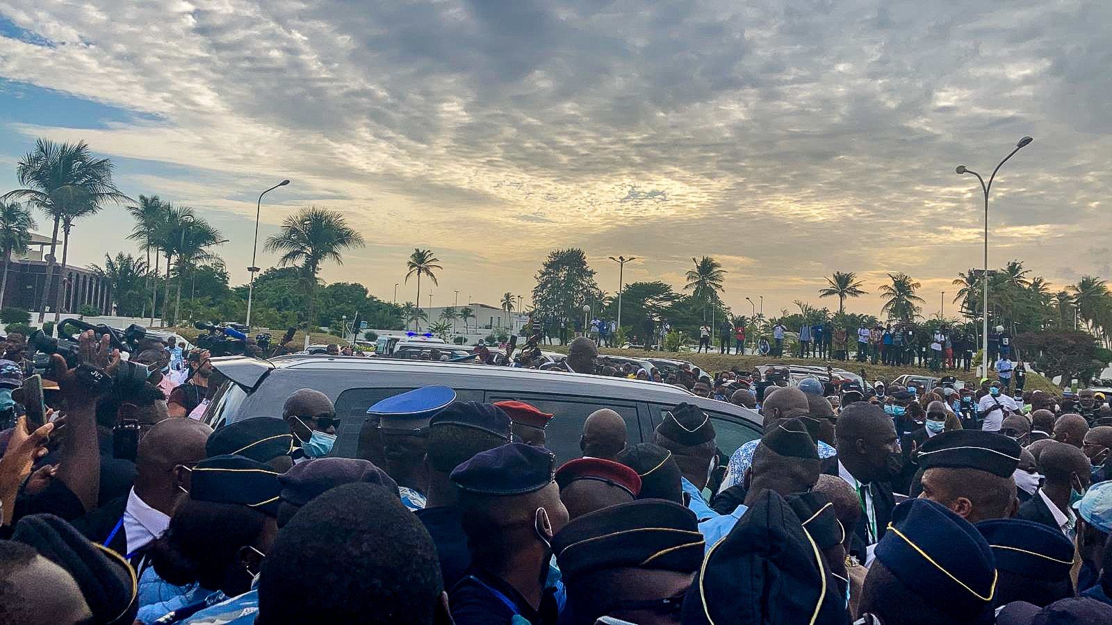 La voture dans laquelle Laurent Gbagbo a pris place, entourée par les partisans de l’ancien président ivoirien, à l’aéroport d’Abidjan le 17 juin 2021. © Photo : Vincent Duhem pour JA