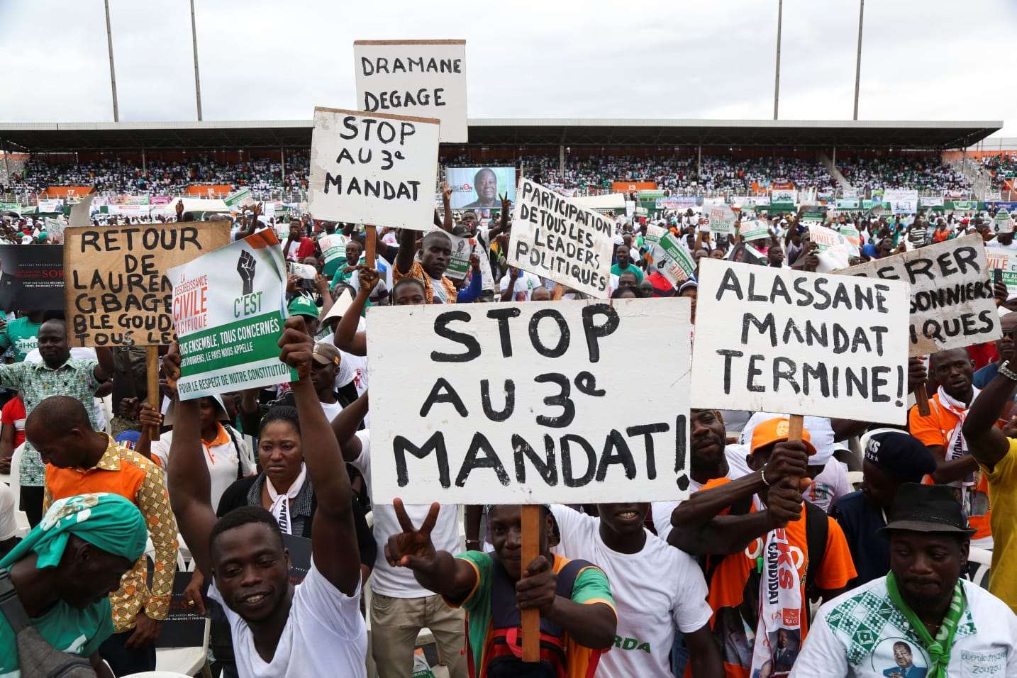 Des partisans de l’opposition, réunis le 10 octobre 2020 à Abidjan. © REUTERS/Macline Hien