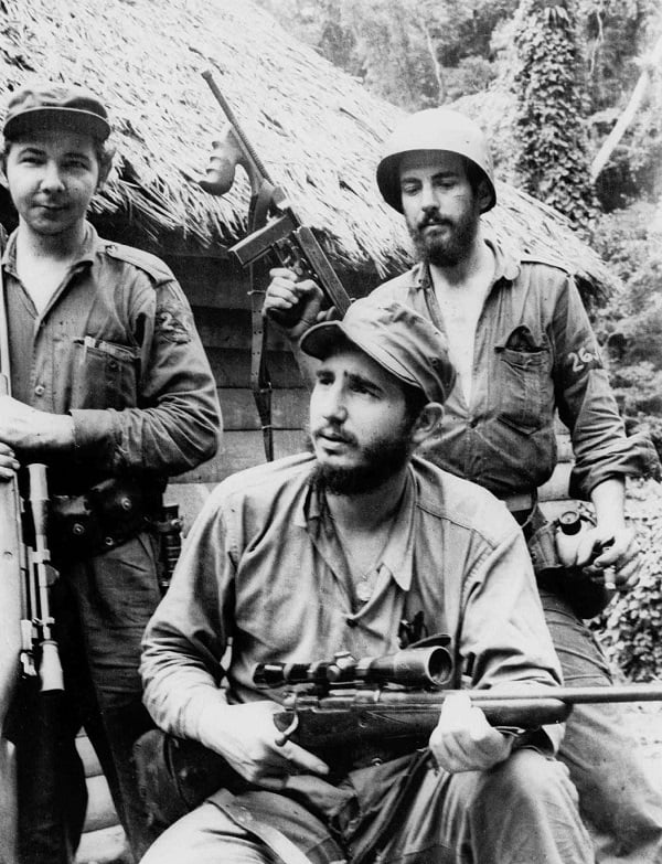 Fidel Castro et son frère Raoul (à g.), dans les montagnes de l’est de Cuba, le 14 mars 1957.