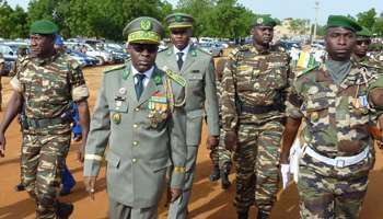 Djibo et des militaires de la junte lors du cinquantenaire de l’indépendance, le 3 août 2010.