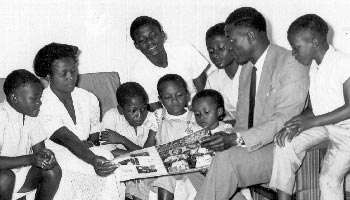 Salomon Tandeng Muna, avec sa femme Elizabeth Fry et leurs sept enfants.
