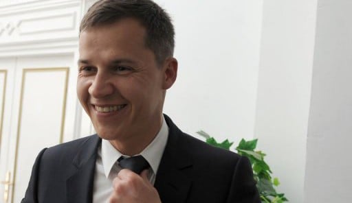 Tunisie: le diplomate Boris Boillon pose façon James Bond en une d'un magazine people