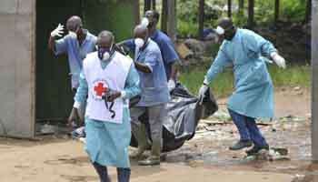 Des membres de la Croix Rouge ivoirienne emmènent un cadavre le 4 mai 2011 à Abidjan.