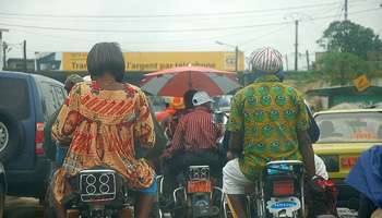Les motos-taxis de Douala, une véritable institution.