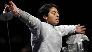 Azza Besbes participe au concours du sabre aux JO 2012.