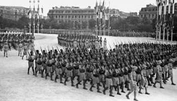 Les troupes coloniales françaises défilent sur les Champs-Élysées, à Paris, le 14 juillet 1939.